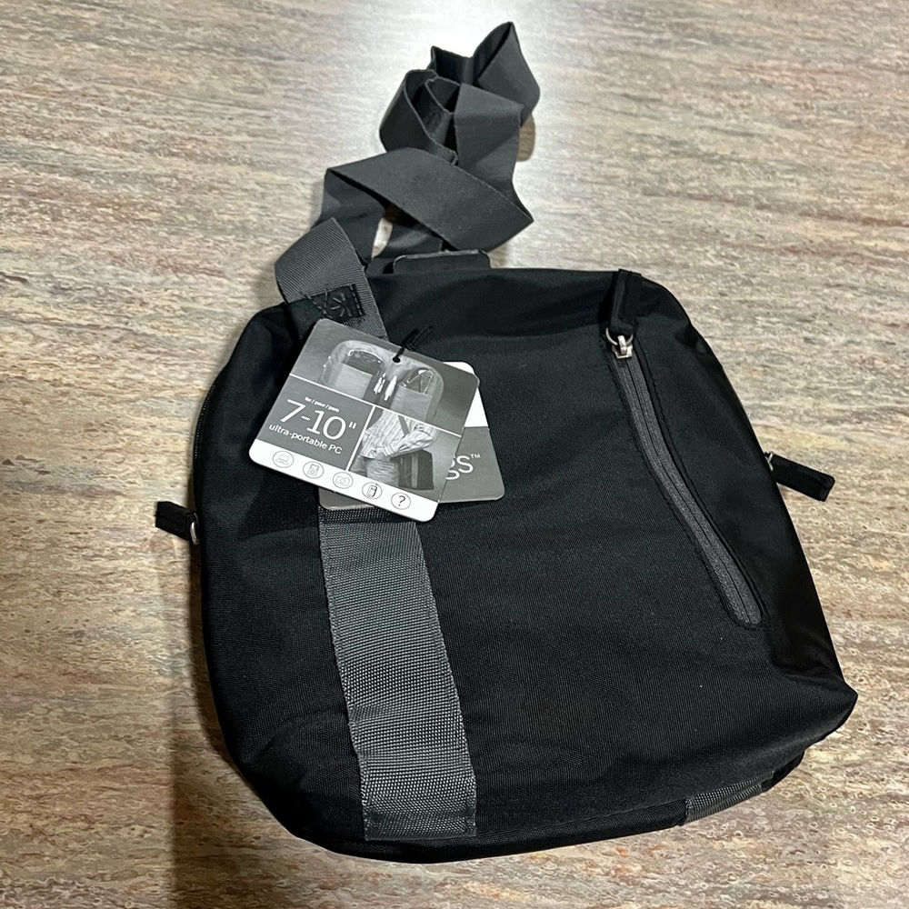 NWT Case Logic E Slings 7-10” portable PC